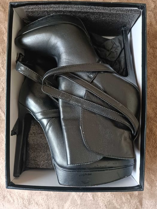 Елегантні шкіряні ботильйони Saint Laurent Paris, 39 розмір