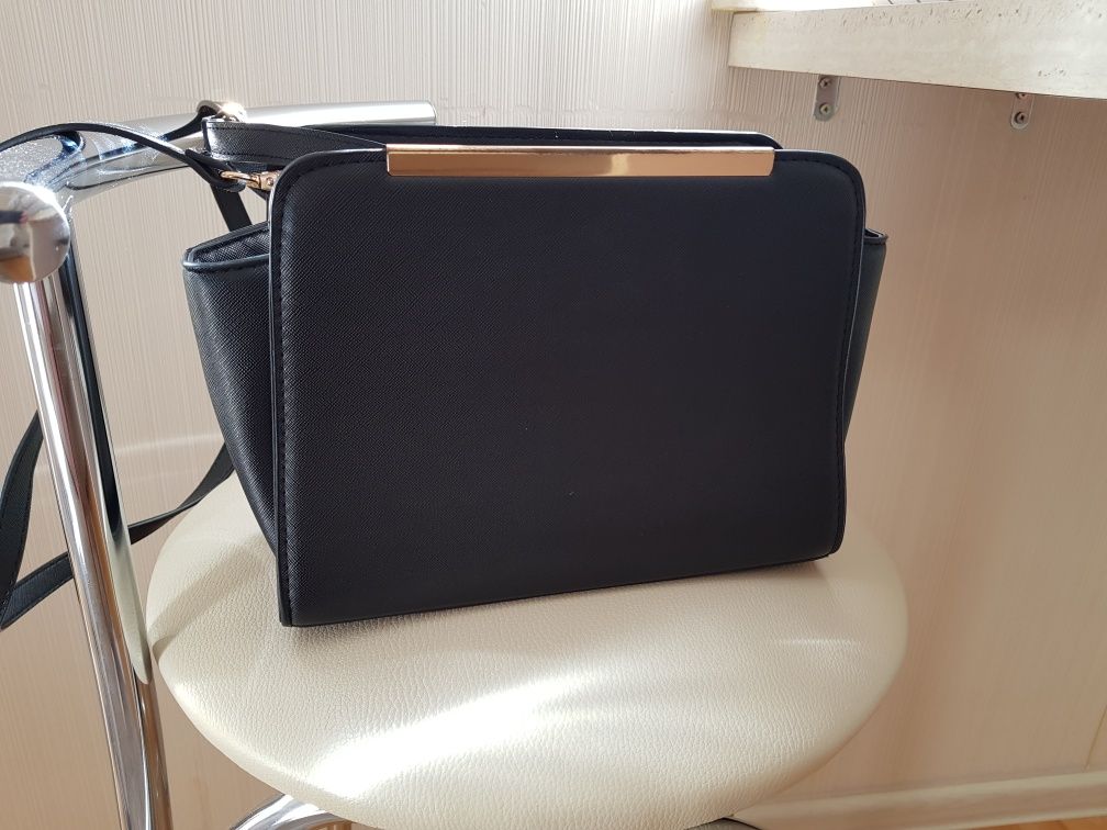 Torebka crossbody-czarna elegancka