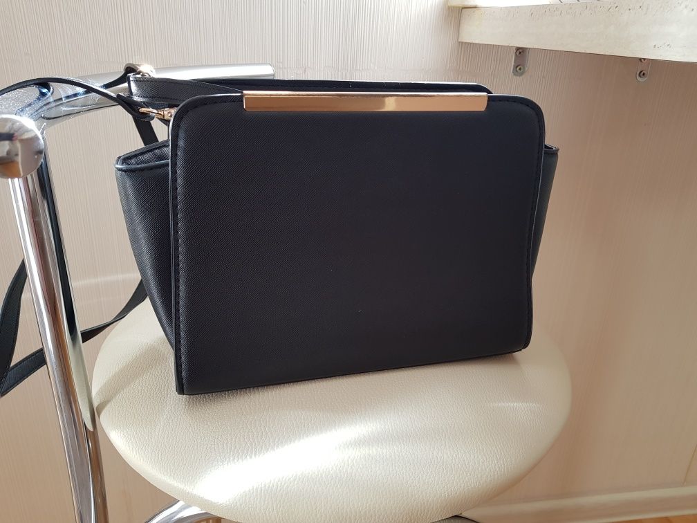 Torebka crossbody-czarna elegancka