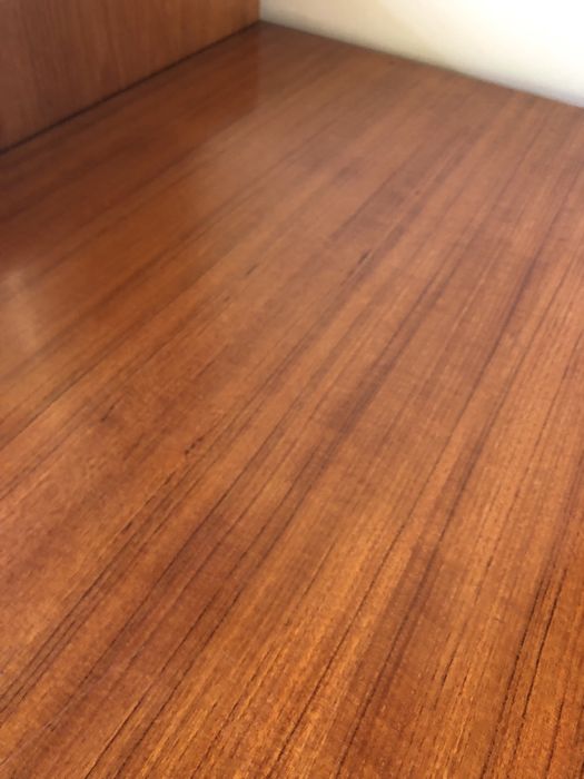 Mesa de madeira com forte estrutura de aço.
