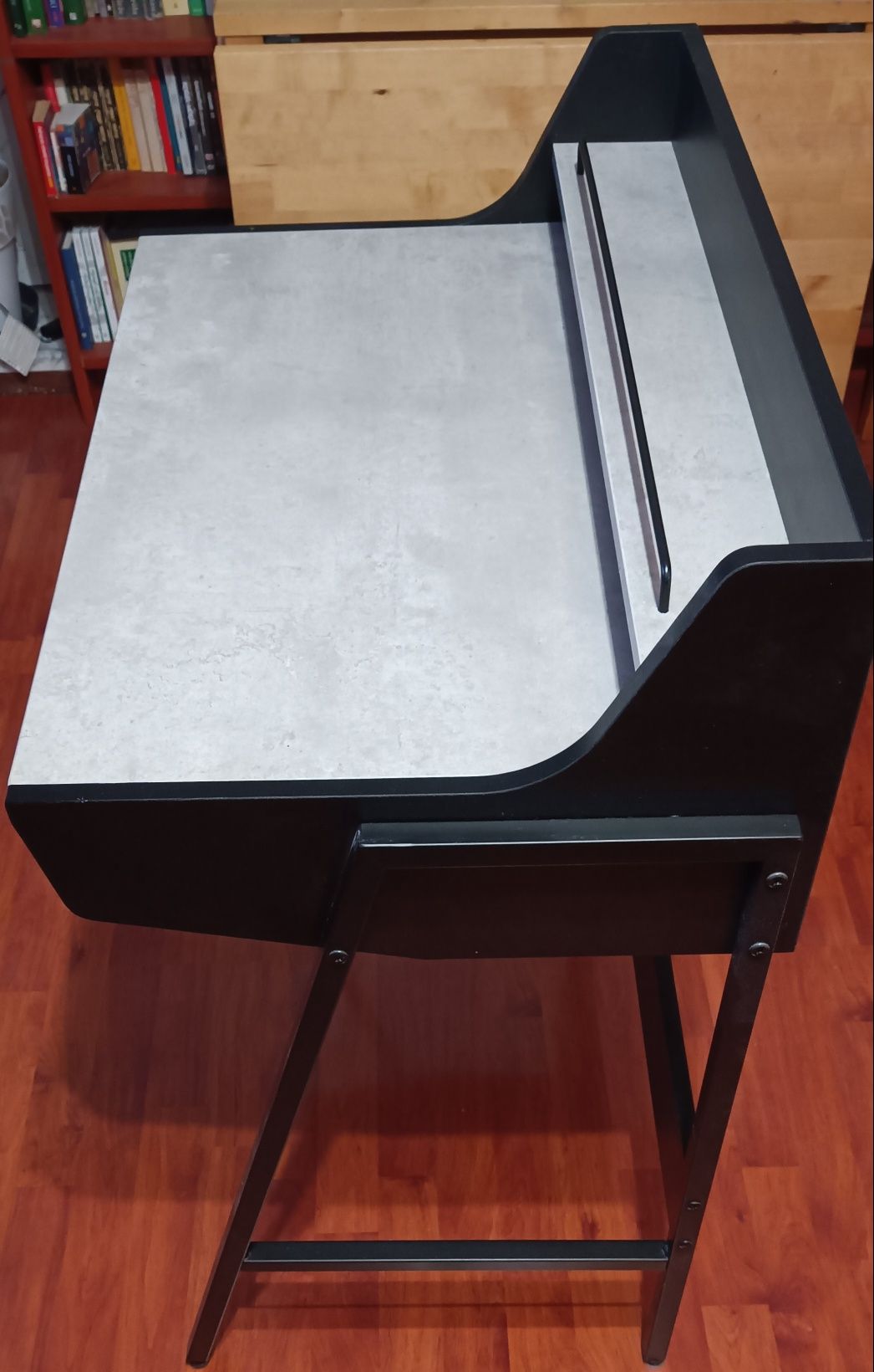 Małe, kompaktowe  biurko loft Borr