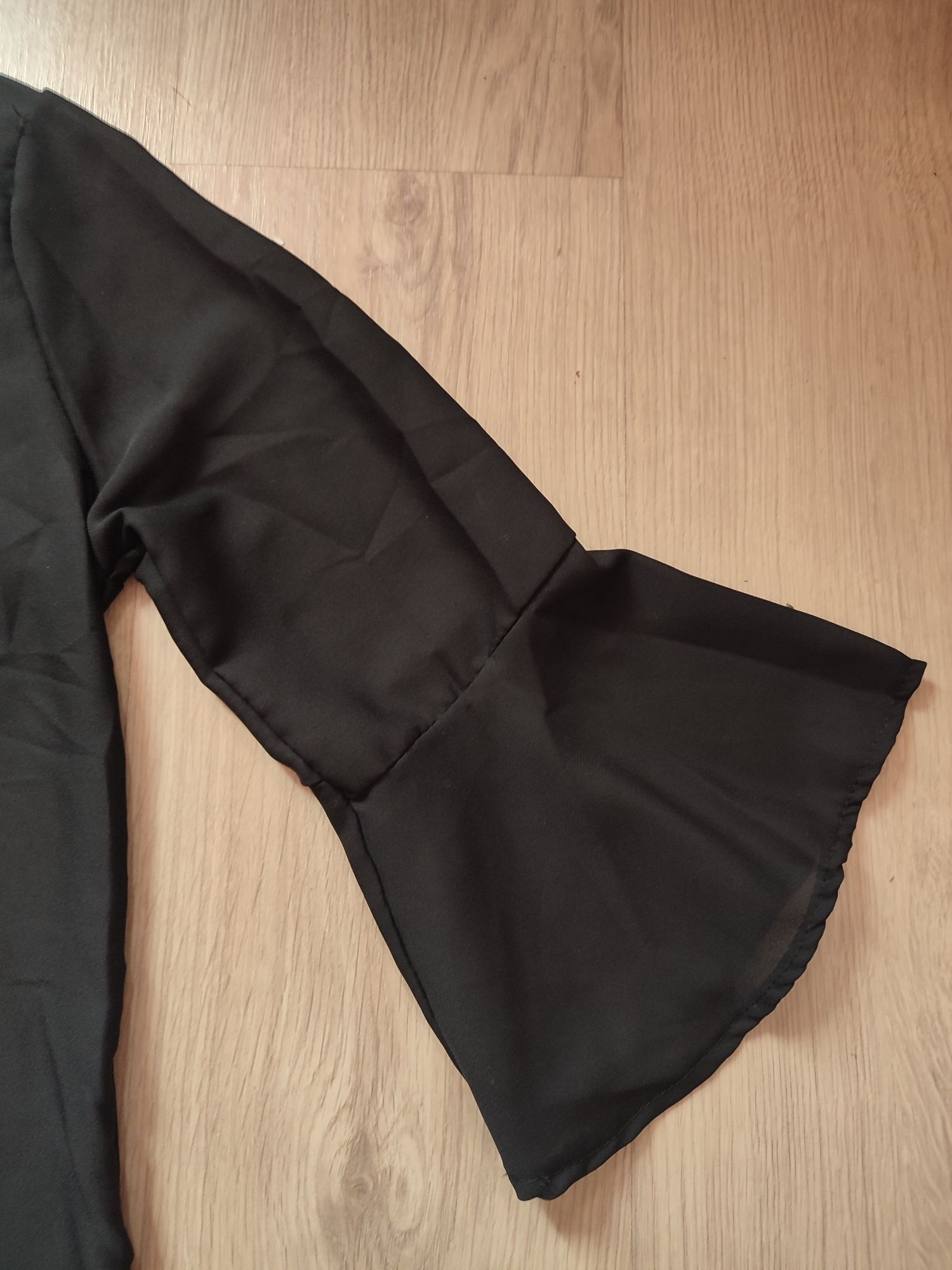 Czarna elegancka koszula cienka z dekoltem V