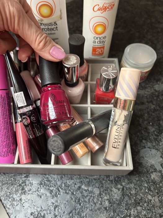 Kosmetyki, tusze, szminki, kremy do opalania