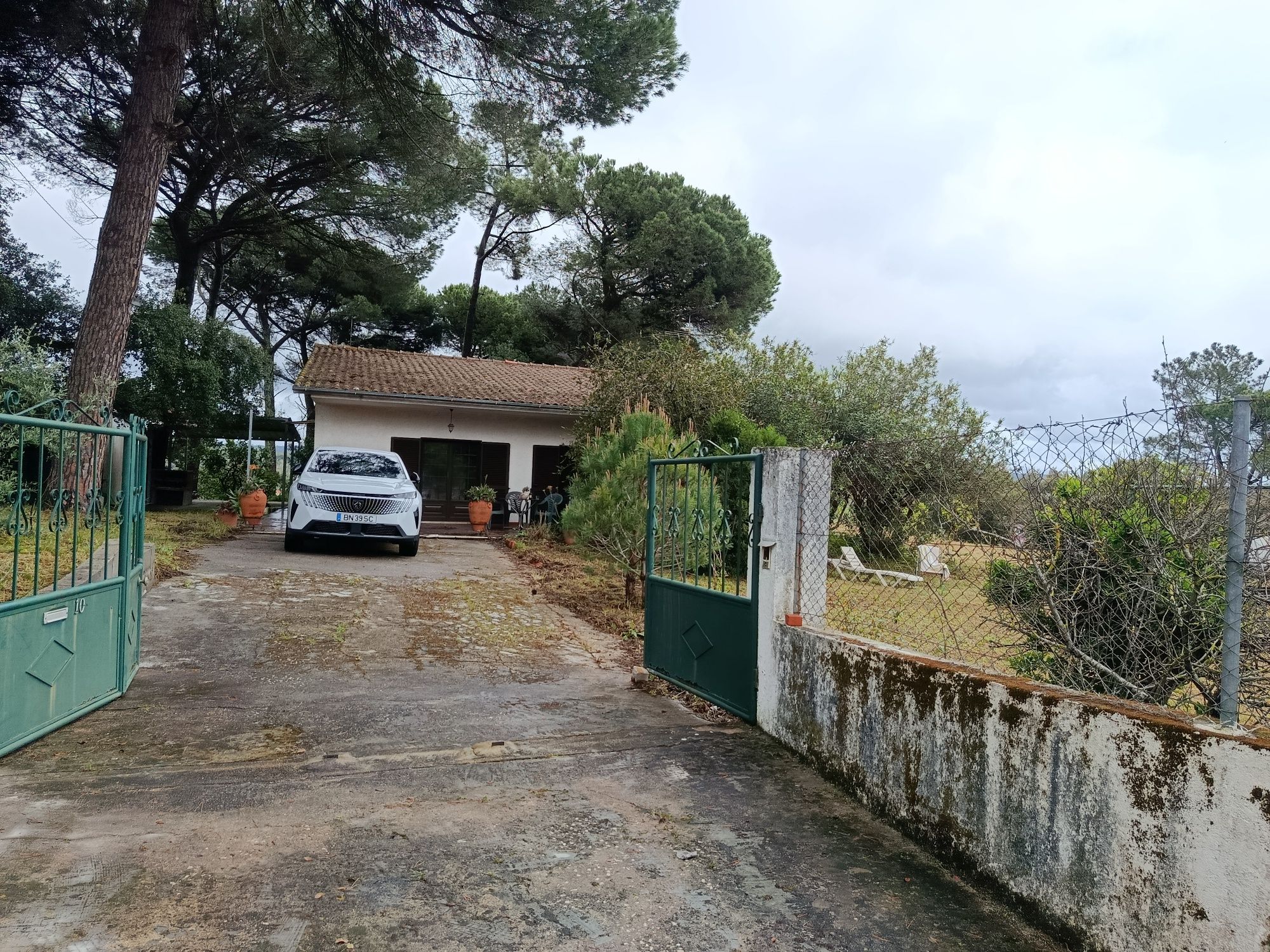 Moradia pronta a habitar com terreno e anexos