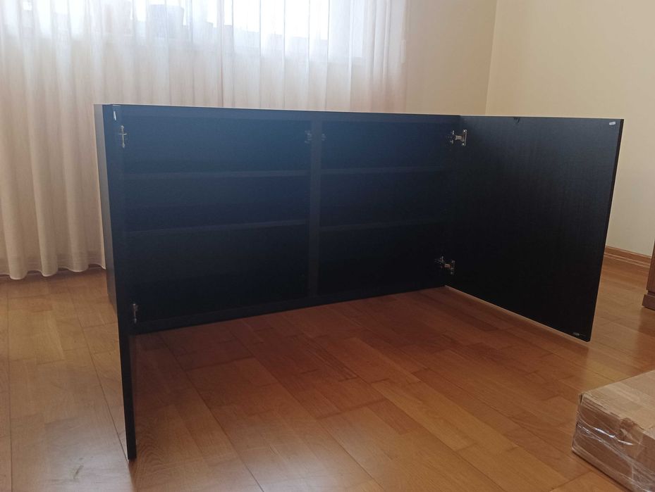 Armário com portas preto-castanho