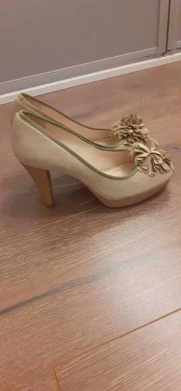 Buty Unisa rozmiar 39, skóra zamszowa