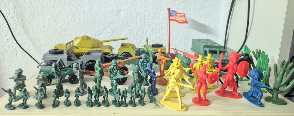 Tropas/soldados, cowboys/índios, jipes/tanques (bonecos)