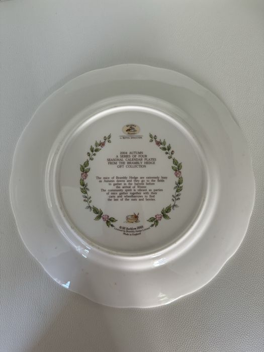 Рідкісна тарілка-календар 2004 року