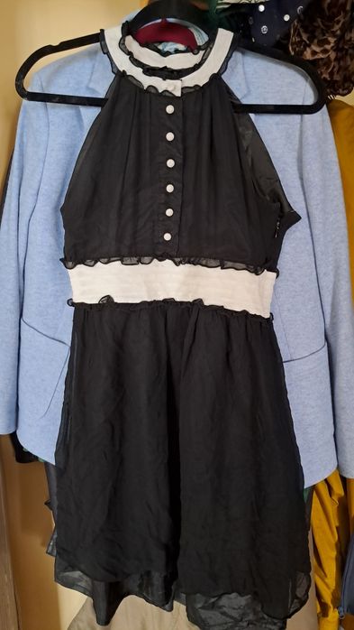 Biało-czarna tiulowa sukienka ASOS z guzikami