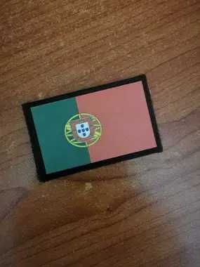 Patch de velcro com a bandeira nacional, em tons multicoloridos.