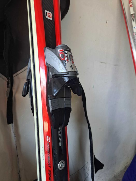 Narty, kijki, buty, kask