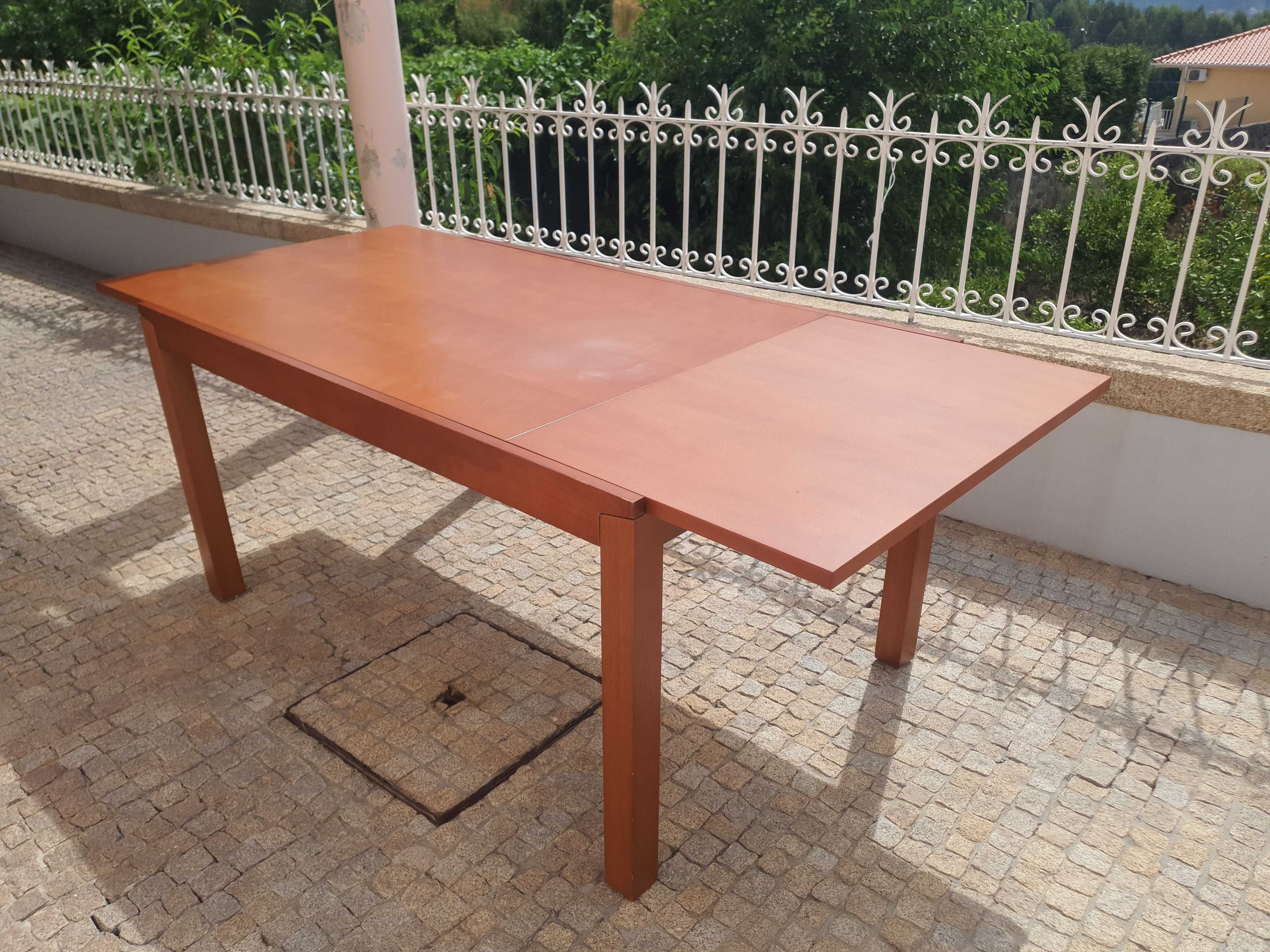 Mesa em madeira extensível e 4 cadeiras