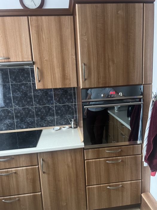 Meble kuchenne i stoł oraz 6 krzeseł