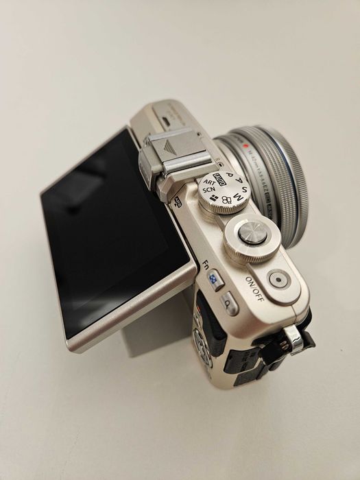 Olympus PEN E-PL7 Srebrny + 14-42mm II