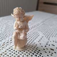Figurka Aniołek siedzący