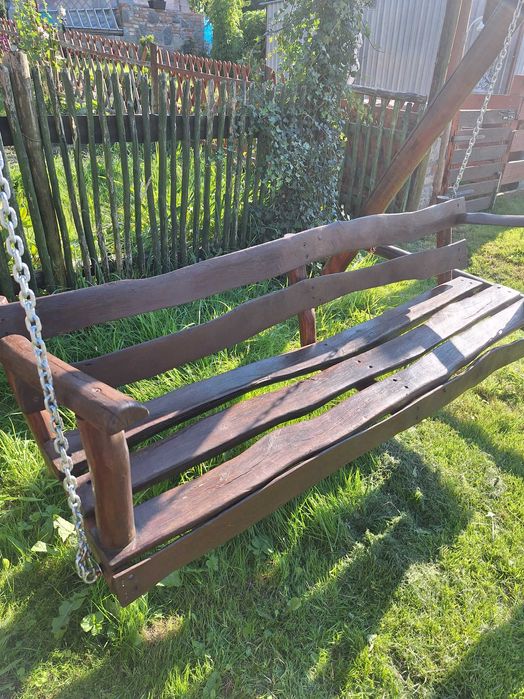 Drewniana huśtawka ogrodowa