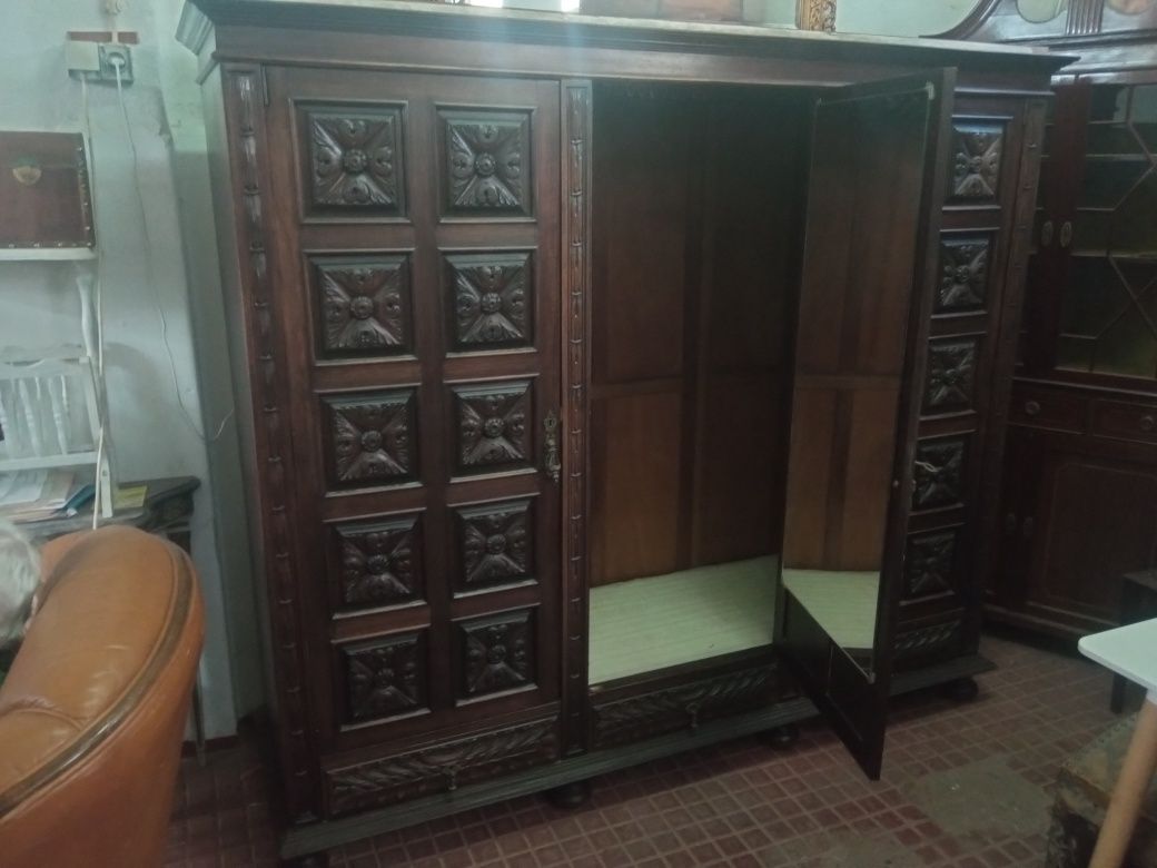 Vendo Roupeiro com 210 de largura por 180 altura mogno maciço