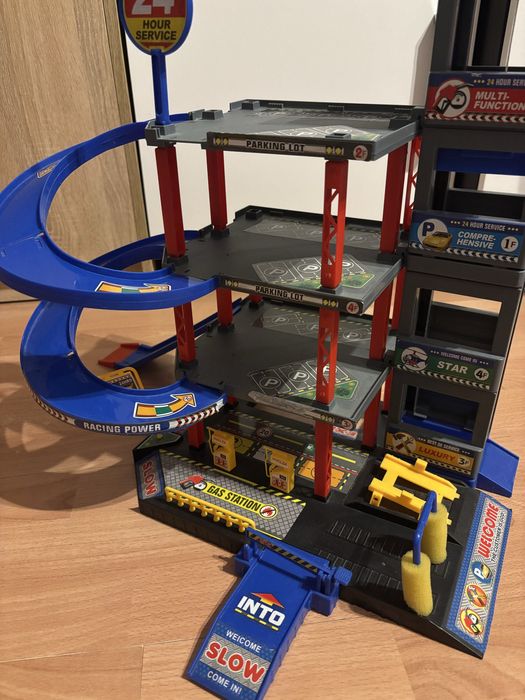 Garaż pietrowy z winda, zjezdzalnie zabawka