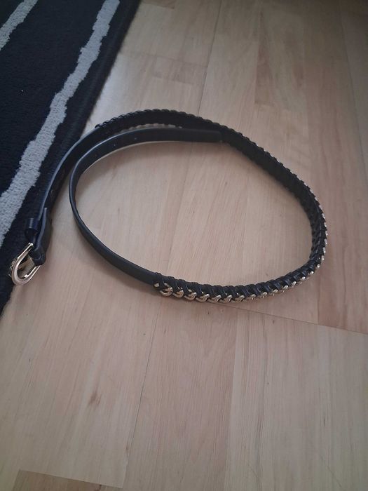 Czarny pasek ze złotym łańcuchem