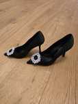 Buty na obcasie z biżuteryjną ozdobą