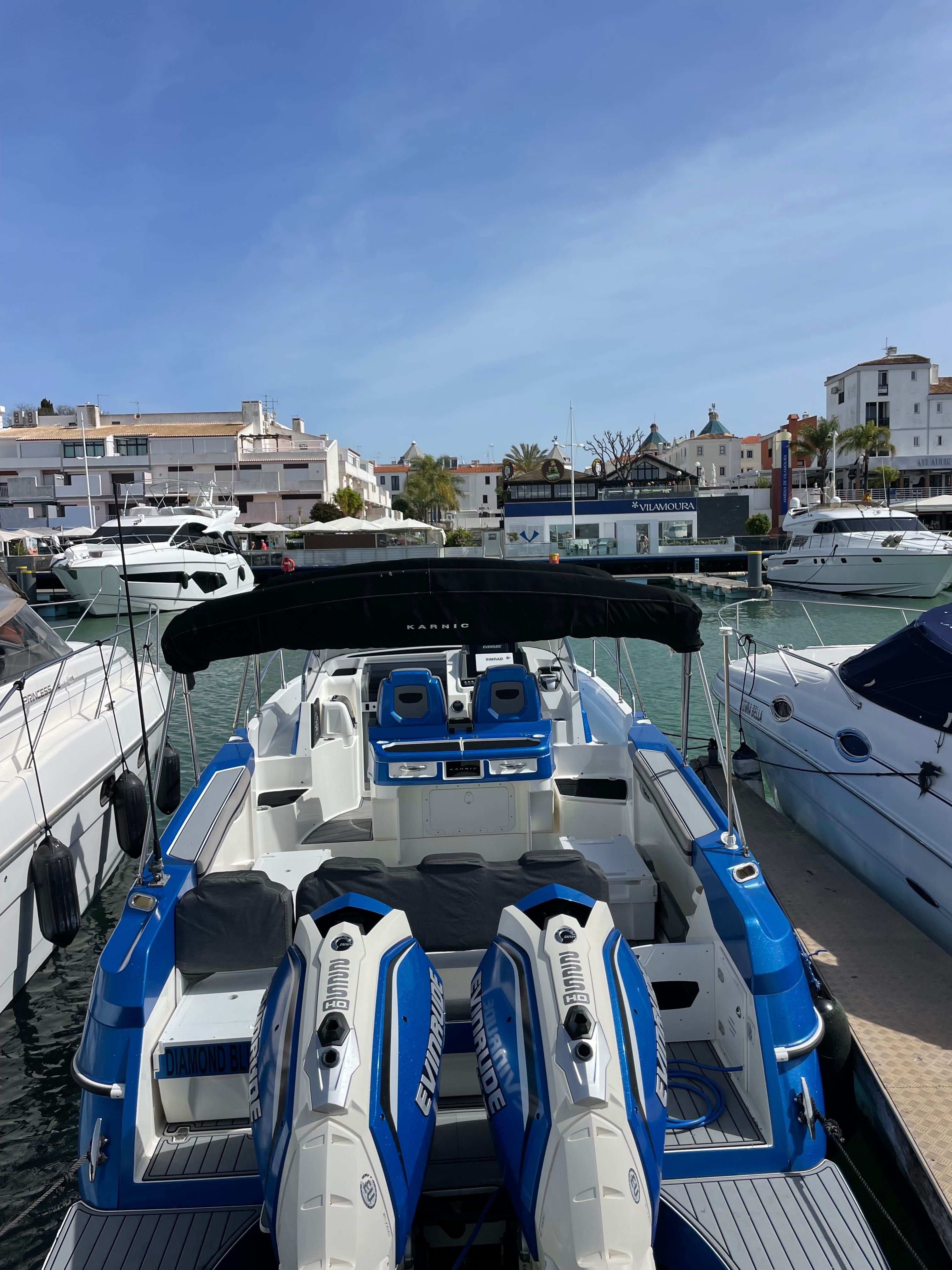 Karnic SL 800 com dois motores Evinrude