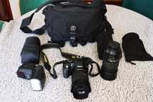 Nikon D3100 z dwoma obiektywami, lampą błyskową, tobą, bateriam