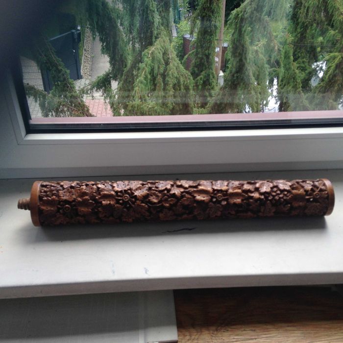 Sprzedam amatorowi pięknie rzeźbioną  stojącą lampę z drewna z Indii