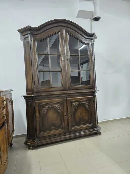 Komplet mebli w stylu klasycznym – komoda z lustrem, witryna, stół i 6