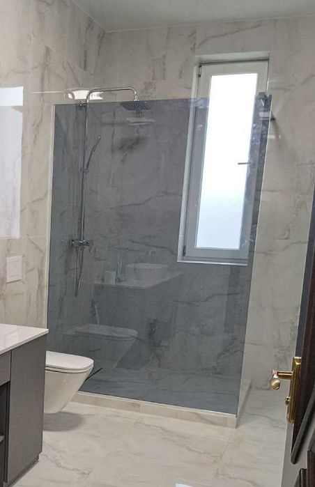 Двері, шторка, душова перегородка або кабіна з гартованого скла.