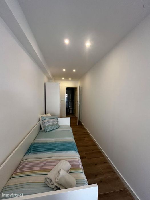 806337 - Quarto ensolarado com casa de banho...