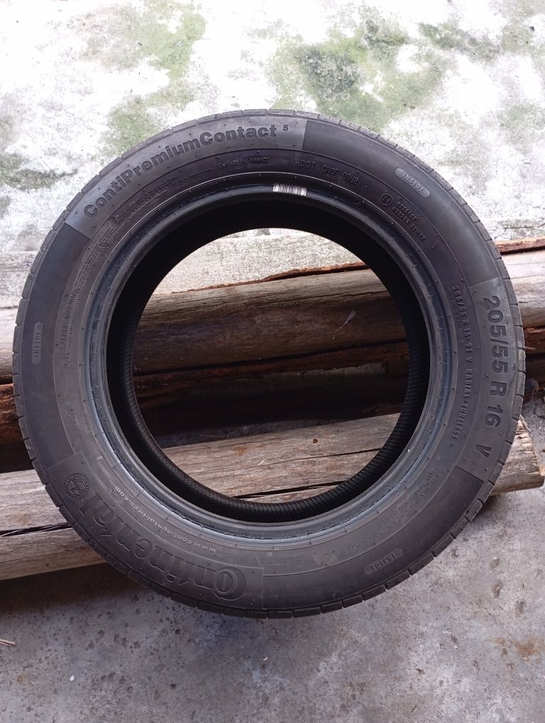 Vendo pneu semi novo continental medita  205 R 16 como novo