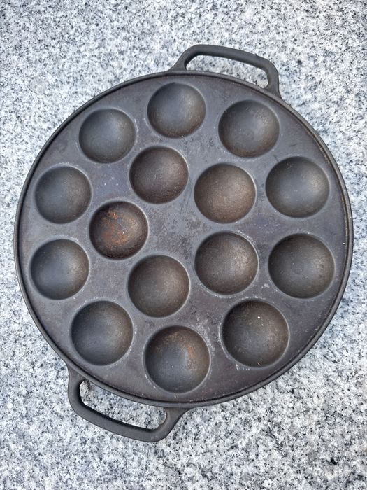 Stara zeliwna forma patelnia z zeliwa do ciastek