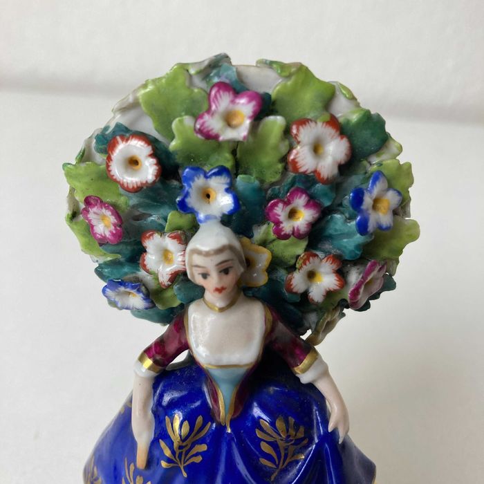 Figura em Porcelana Chelsea Século XVIII-XIX com marca Ancora Dourada