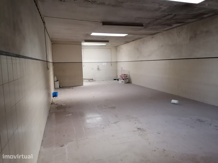 Loja / Armazém - Alvaraes