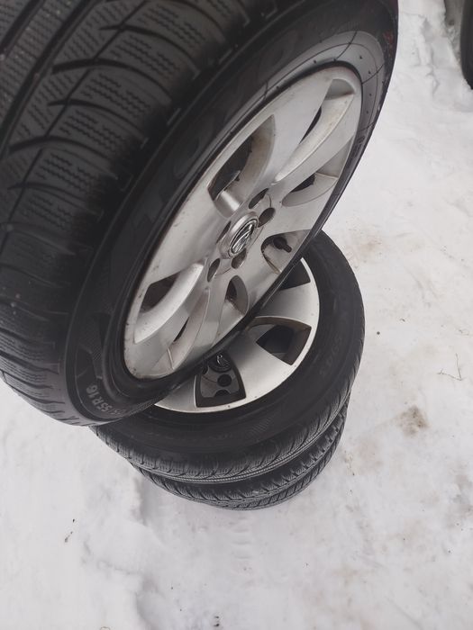 Komplet kół aluminiowych z oponami zimowymi