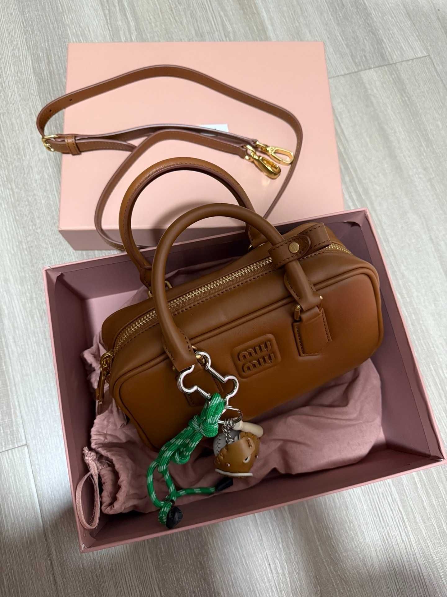 Torba Miu Miu w brązowym odcieniu – modny akcent na co dzień
