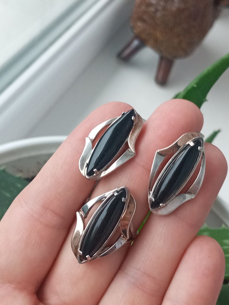 Сережки з коралами,оніксом.