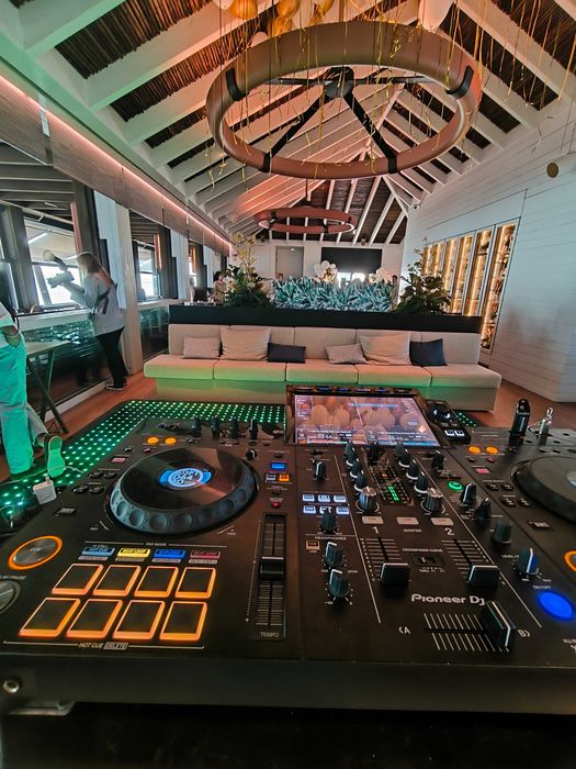 Mesa Pioneer XDJ-RX3 para Alugar