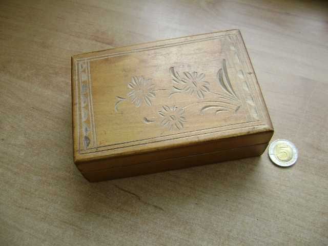 Starocie z PRL - Szkatułka drewniana 14 cm x 10 cm x 4,5 cm