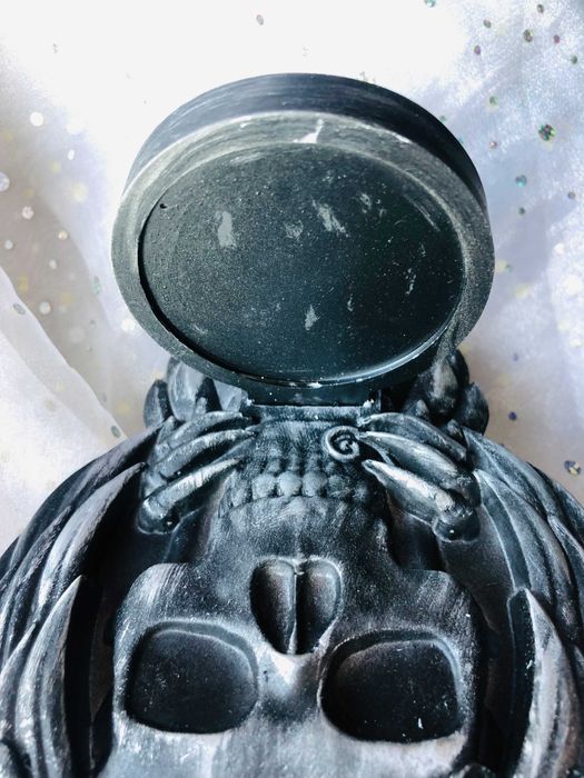 Sowa z czaszką - gipsowy świecznik