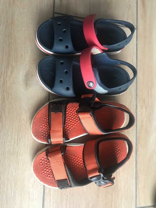 пара дитячих сандаль