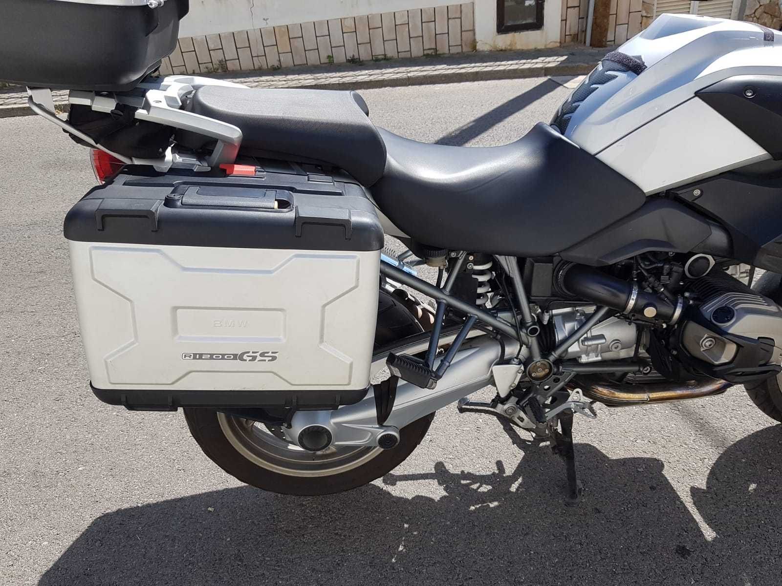 Vendo BMW 1200 GS em muito bom estado. Primeiro proprietário.