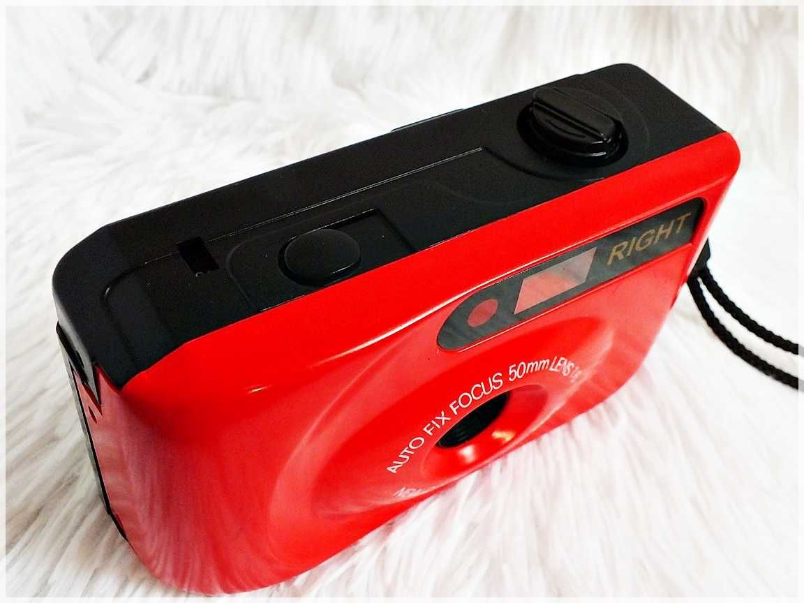 Czerwony aparat analogowy RIGHT na klisze z lat 90'