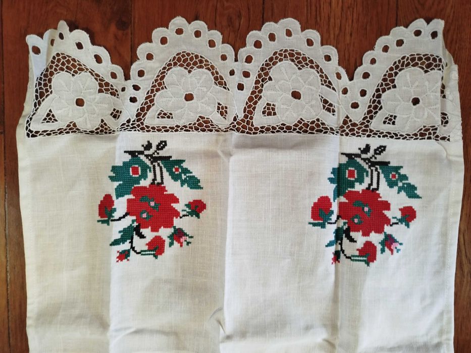 Вишиті фартушки..