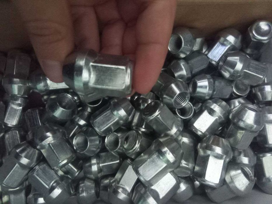 Итальянские гайки для оригинальных и неоригинальных дисков