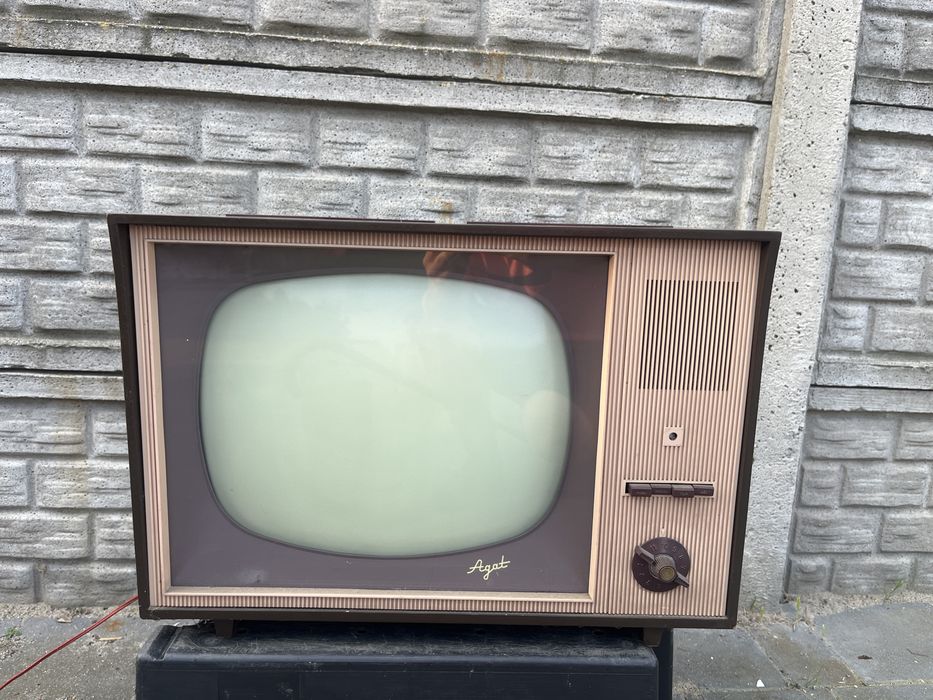 Stary zabytkowy telewizor agat