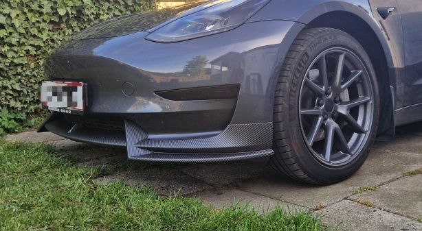 Губа сплітер антикрило переднього бампера Тесла M3  чорний глянець