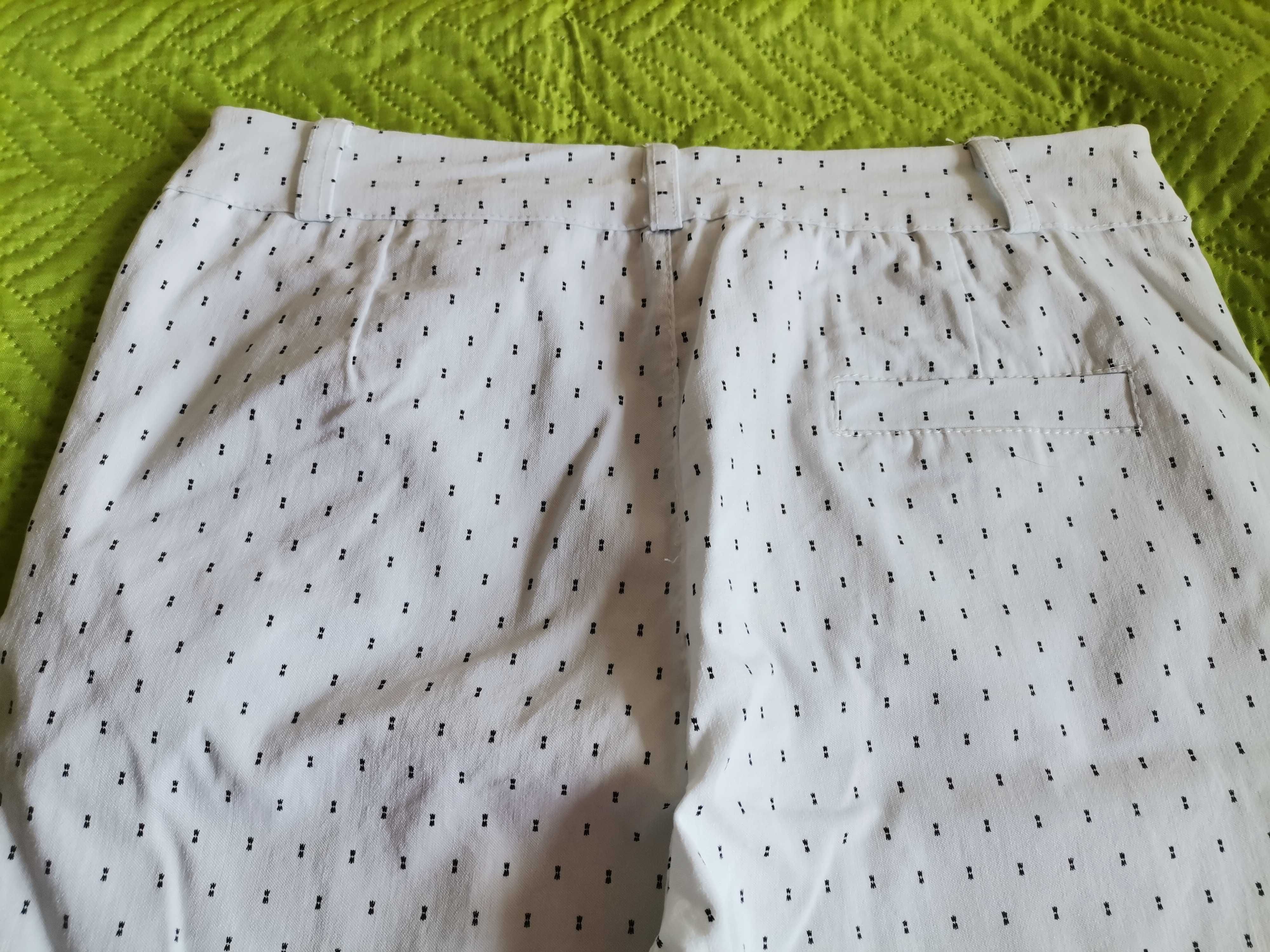 Białe na lato, z drobniutkim nadrukiem kokardek