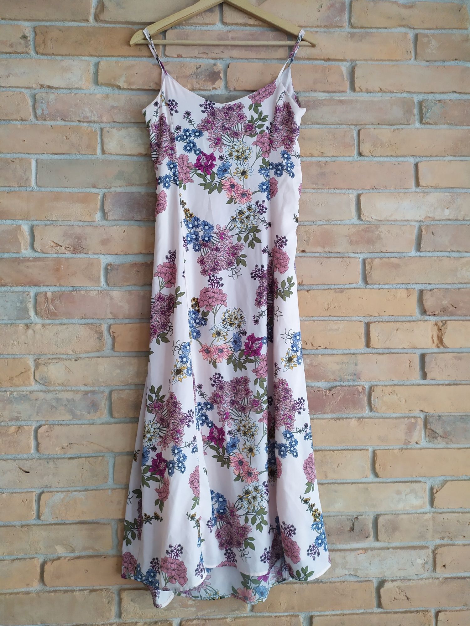 Sukienka długa maxi na ramiączkach bez rękawów w kwiaty
