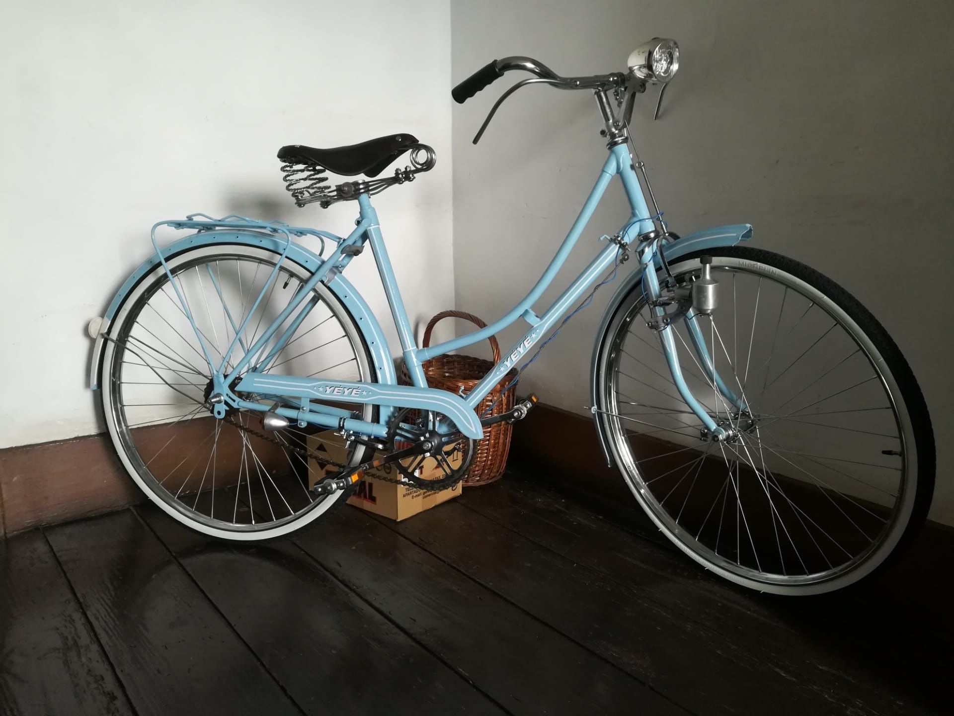 Bicicleta pasteleira senhora restaurada